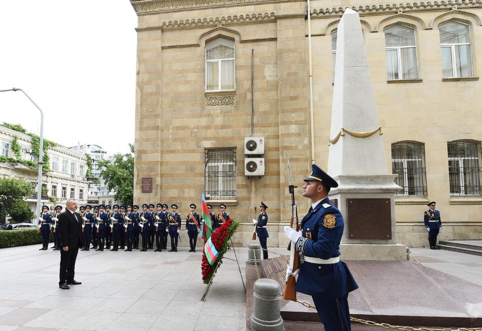 President Ilham Aliyev visits monument to Azerbaijan Democratic Republic (PHOTO)