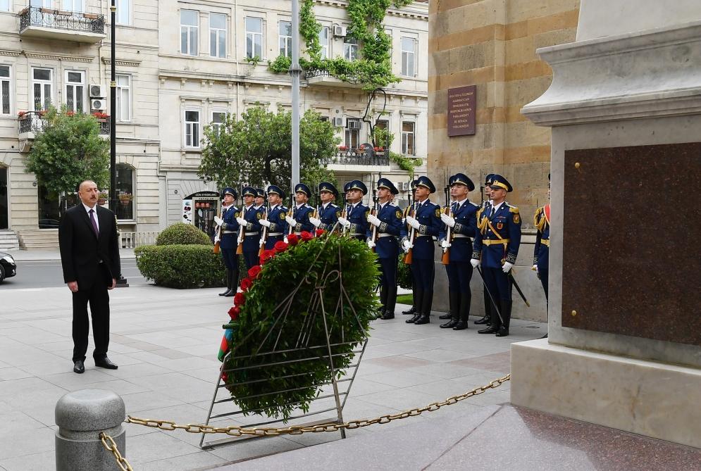 President Ilham Aliyev visits monument to Azerbaijan Democratic Republic (PHOTO)