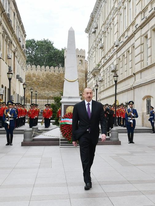 President Ilham Aliyev visits monument to Azerbaijan Democratic Republic (PHOTO)