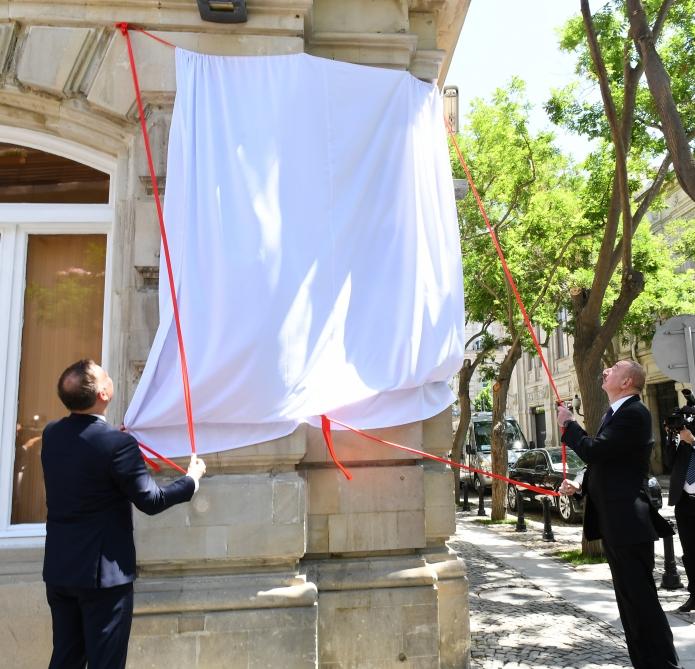 Azerbaijani, Polish presidents unveil memorial plaques commemorating Polish architects in Baku (PHOTO)