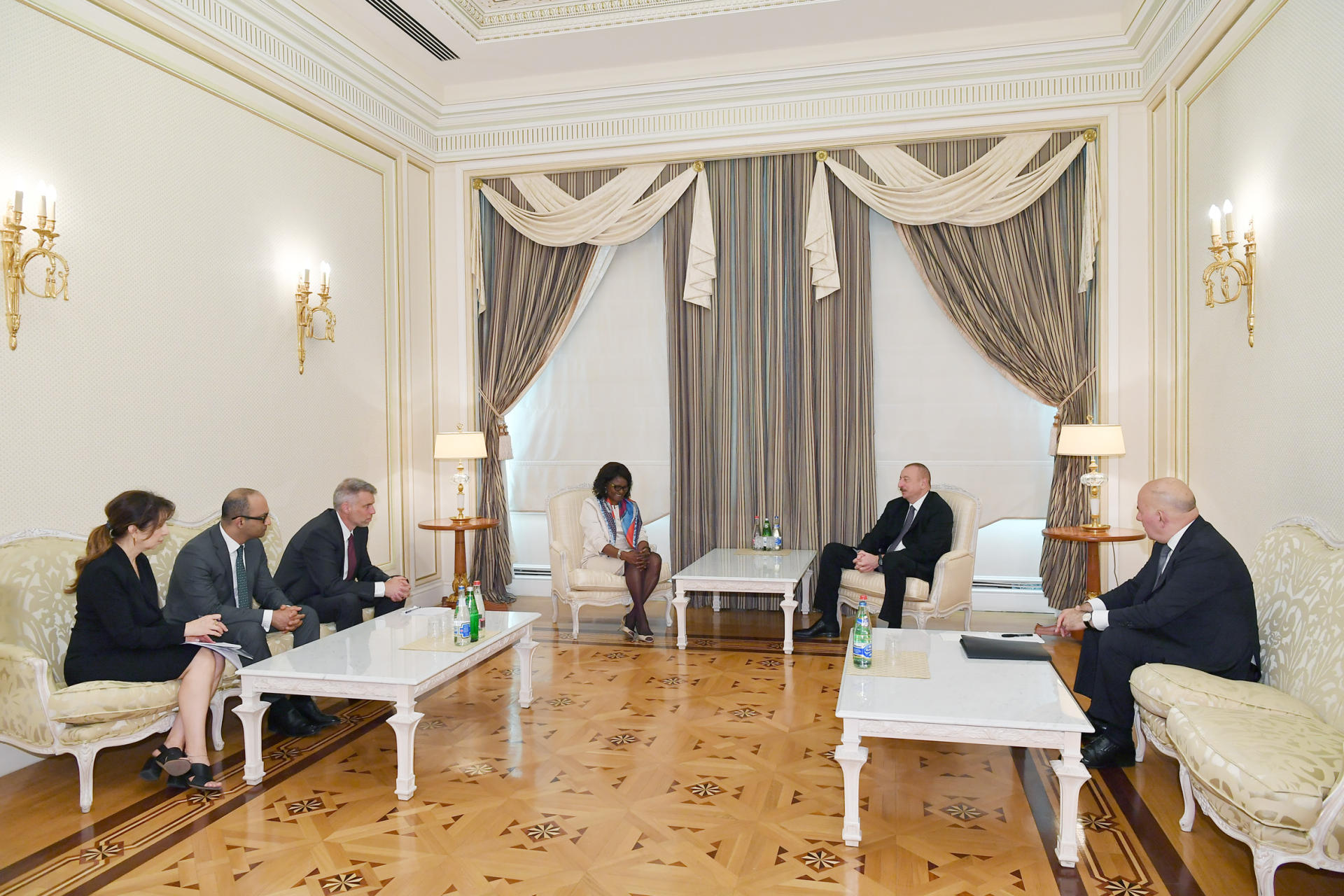 President Ilham Aliyev receives World Bank delegation (PHOTO)