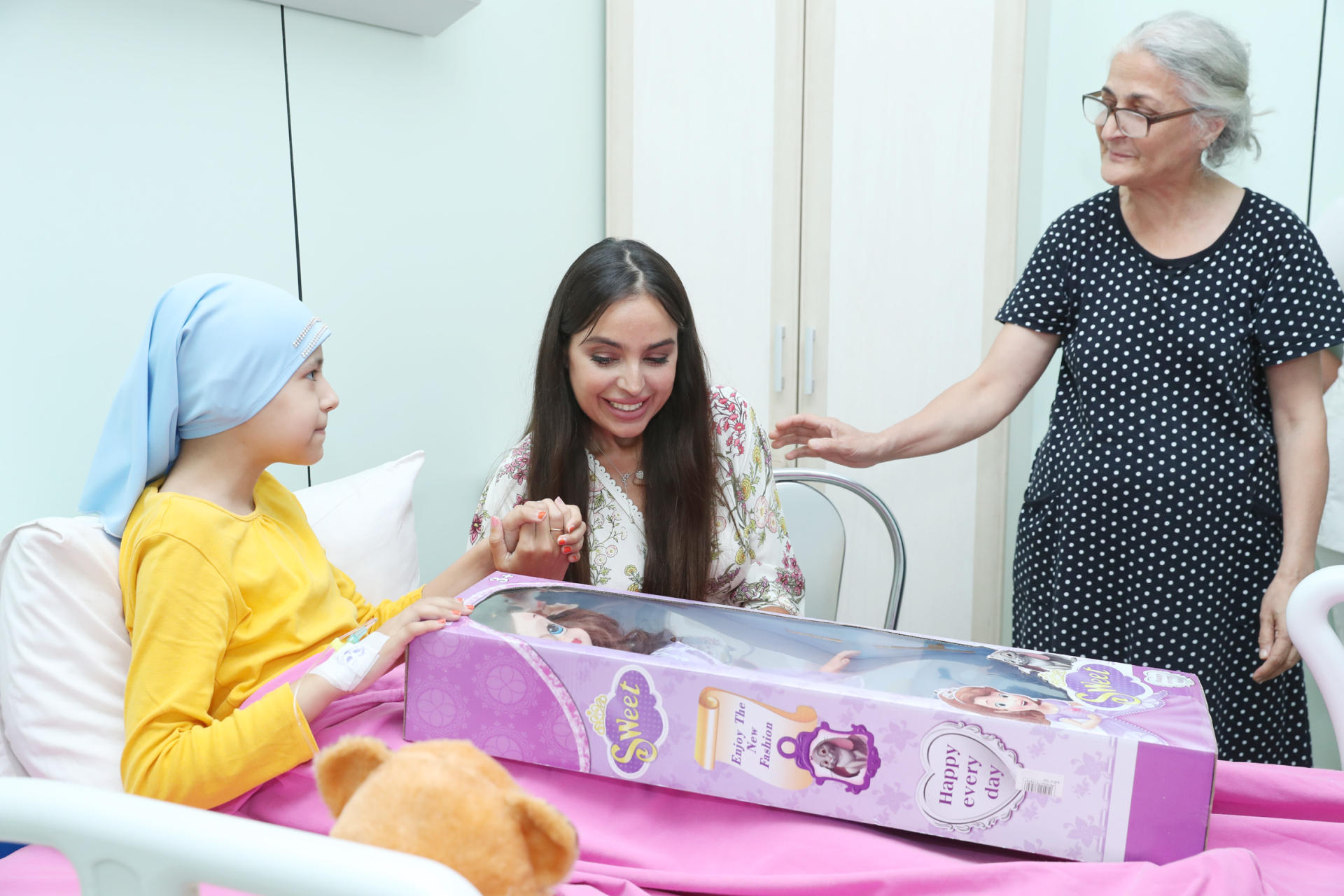Vice-President of Heydar Aliyev Foundation Leyla Aliyeva visits several medical centers in Baku (PHOTO)