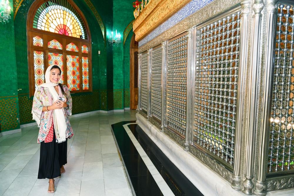 First Vice-President Mehriban Aliyeva presented with Quran at Bibiheybet shrine