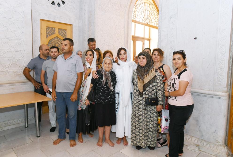 First Vice-President Mehriban Aliyeva presented with Quran at Bibiheybet shrine