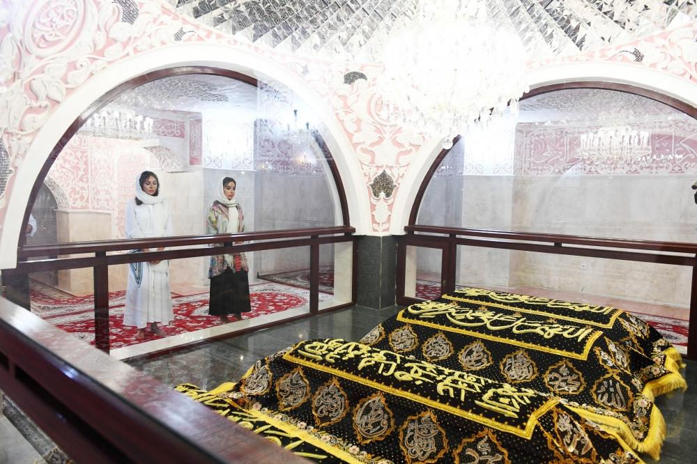 First Vice-President Mehriban Aliyeva presented with Quran at Bibiheybet shrine