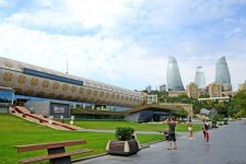 The boulevard: Baku’s "diamond necklace" (PHOTO)