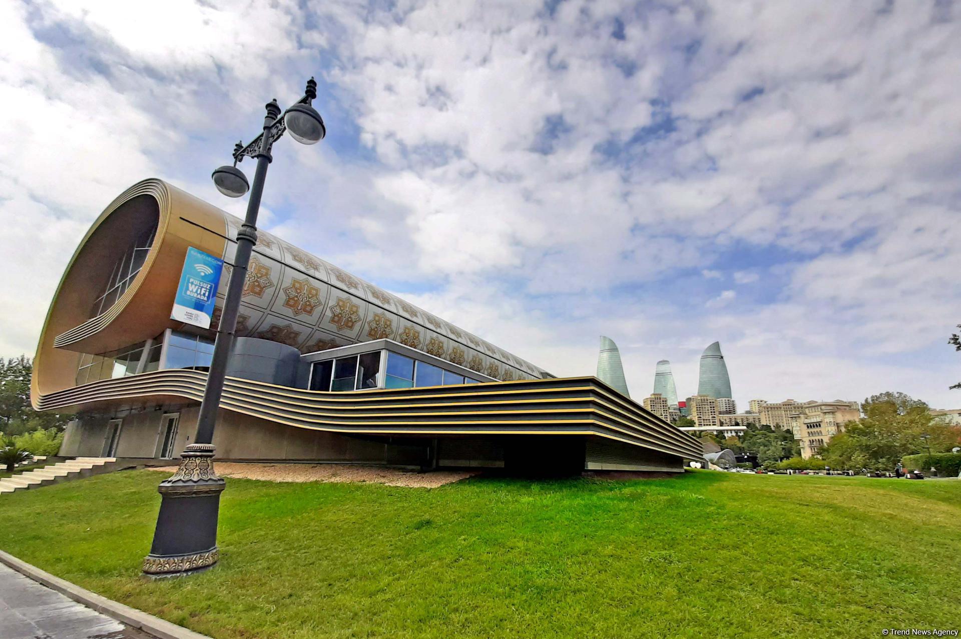 The boulevard: Baku’s "diamond necklace" (PHOTO)