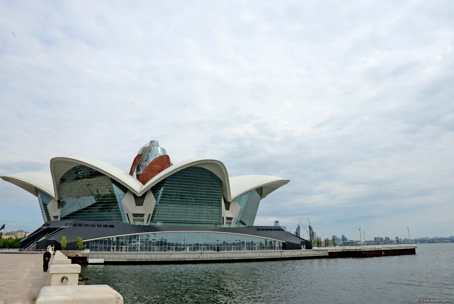The boulevard: Baku’s "diamond necklace" (PHOTO)