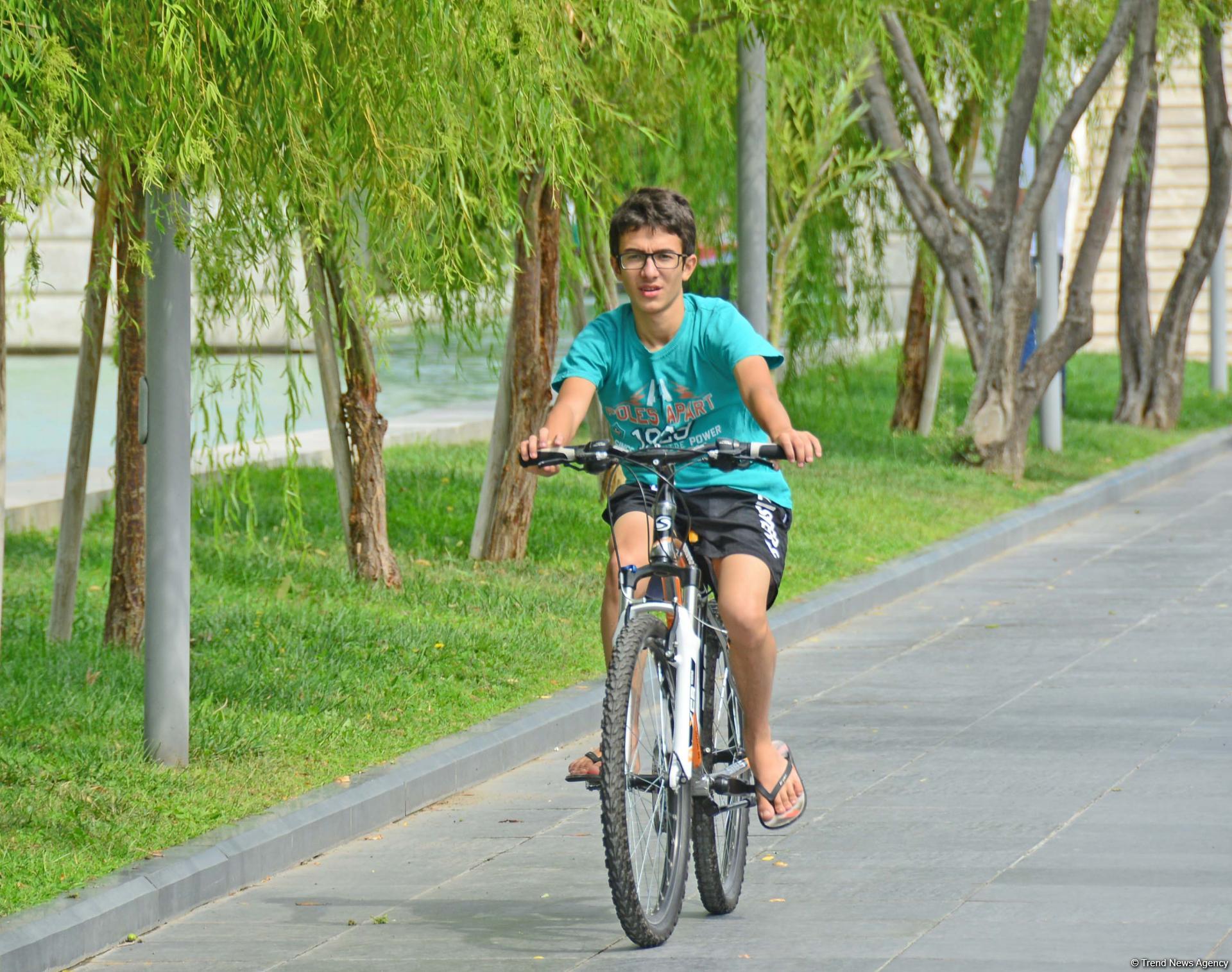 The boulevard: Baku’s "diamond necklace" (PHOTO)