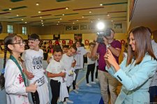 World champion gymnast meets children with disabilities in Baku (PHOTO)