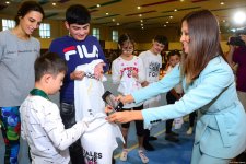 World champion gymnast meets children with disabilities in Baku (PHOTO)