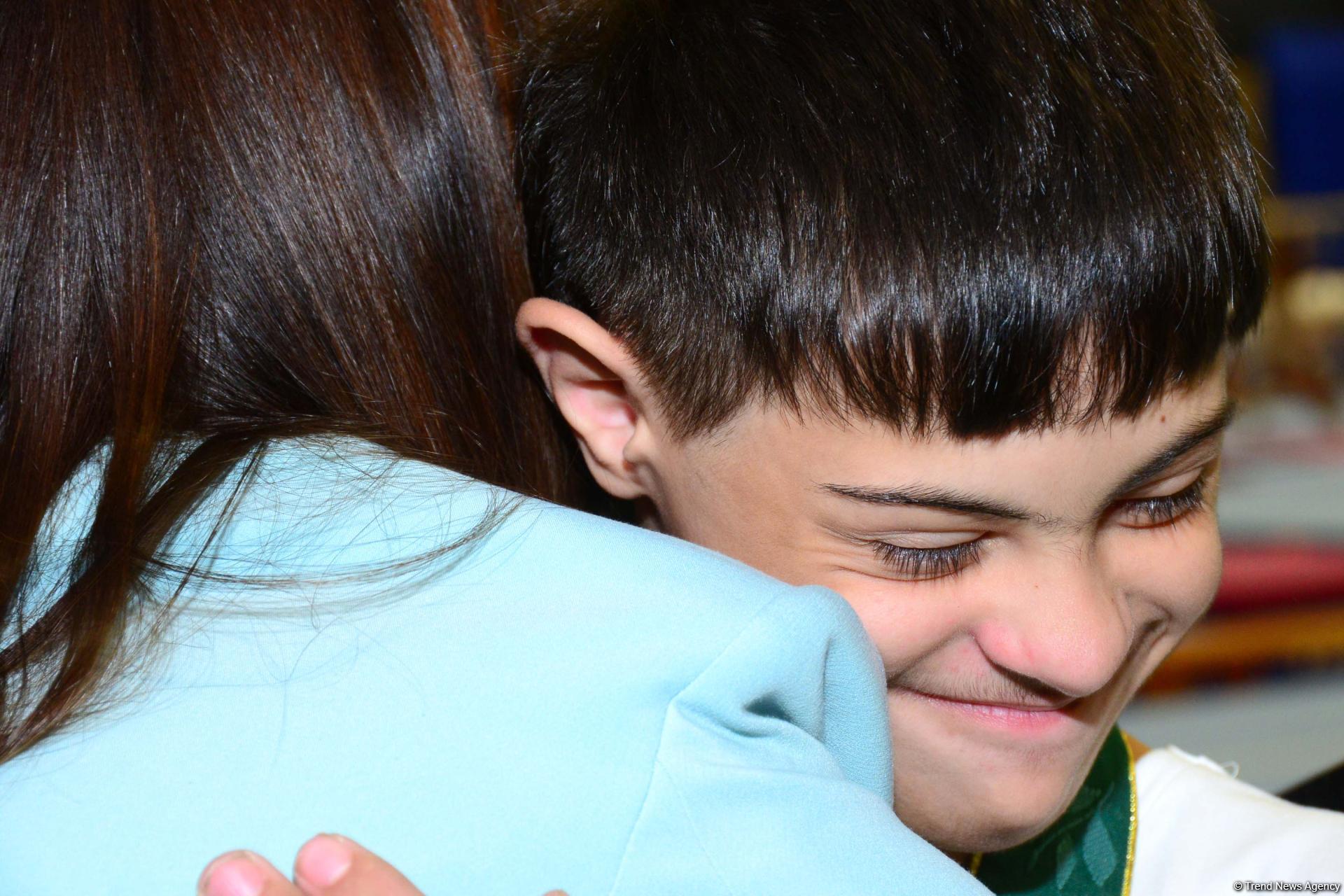 World champion gymnast meets children with disabilities in Baku (PHOTO)