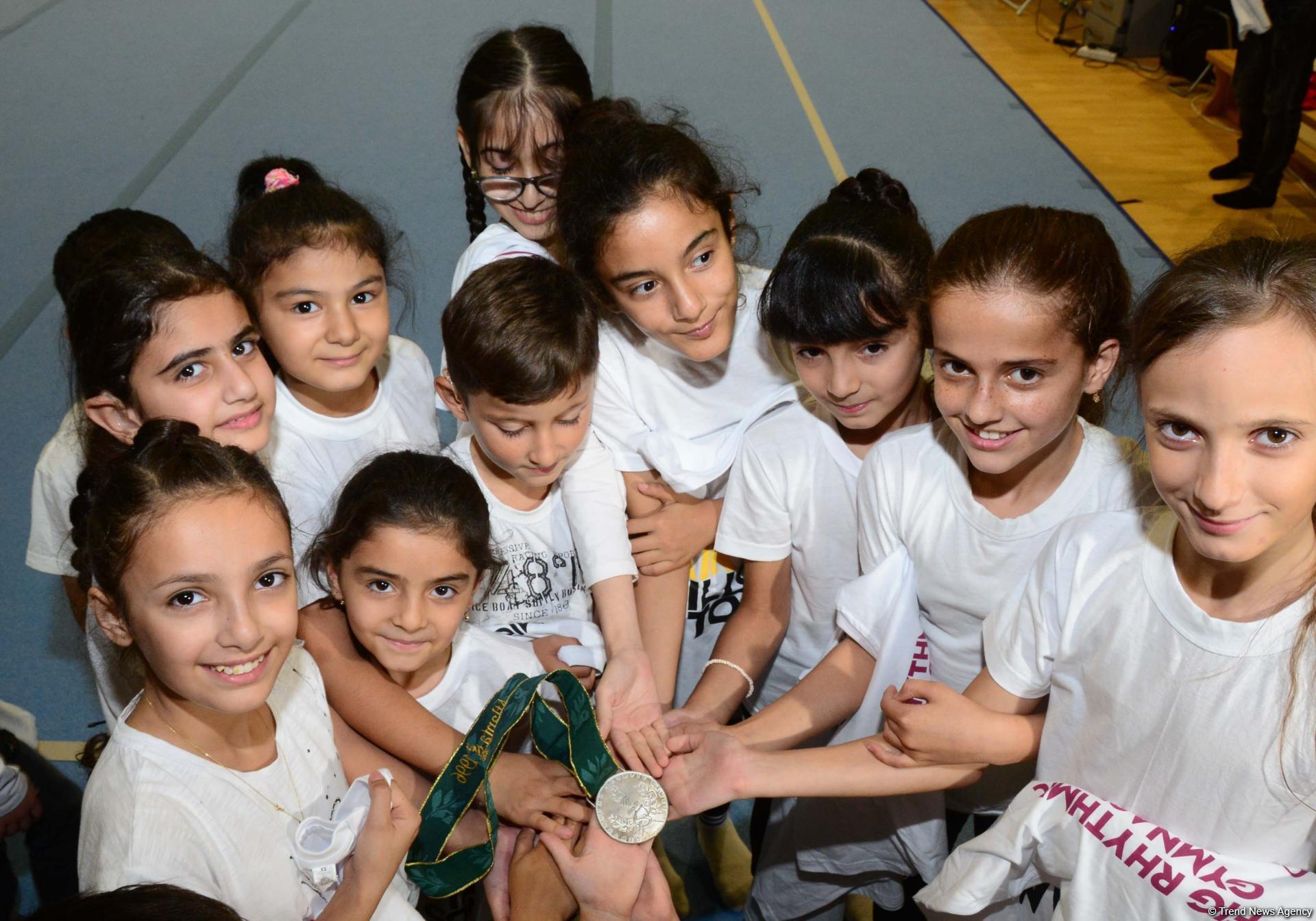 World champion gymnast meets children with disabilities in Baku (PHOTO)