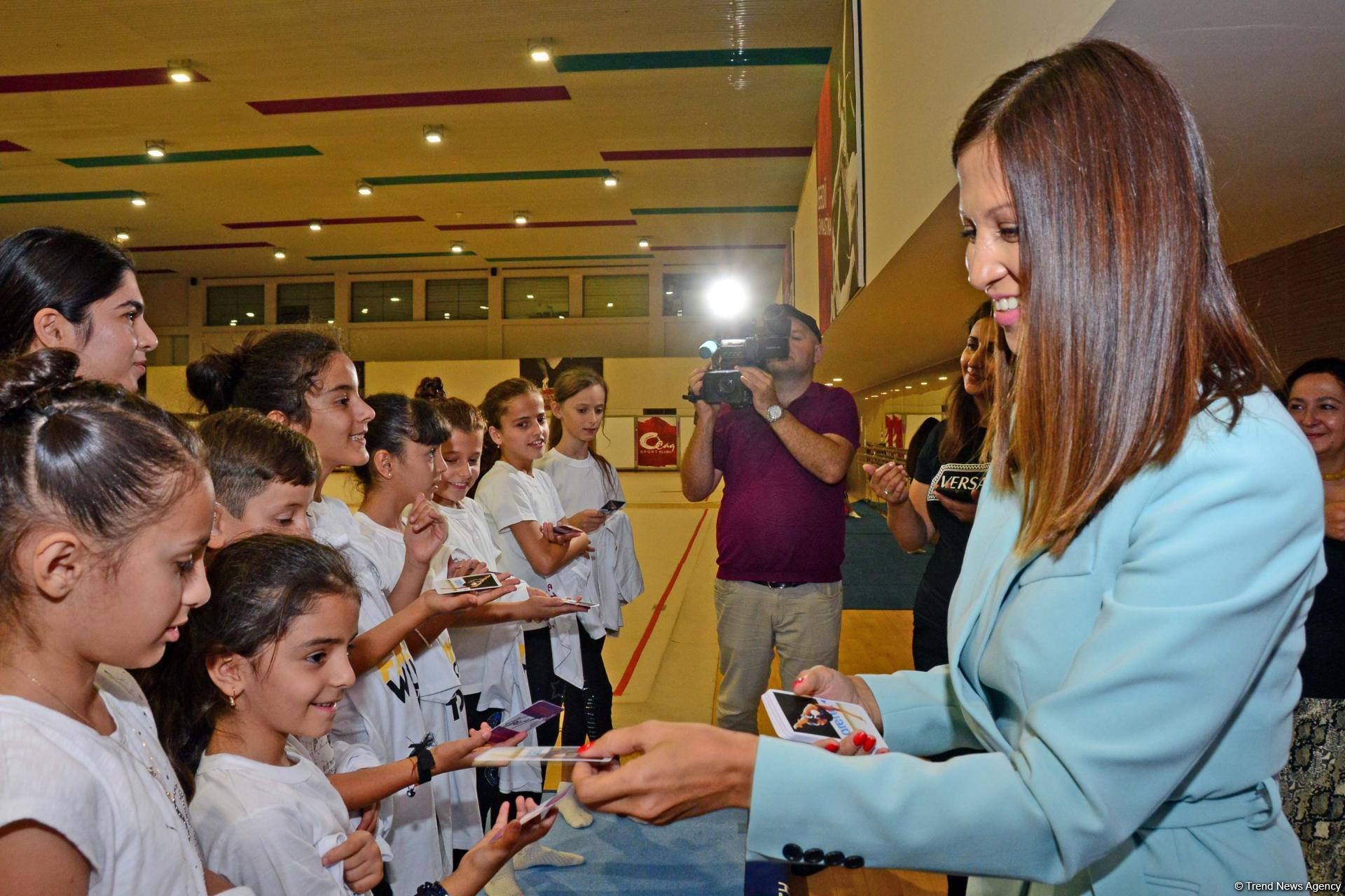 World champion gymnast meets children with disabilities in Baku (PHOTO)