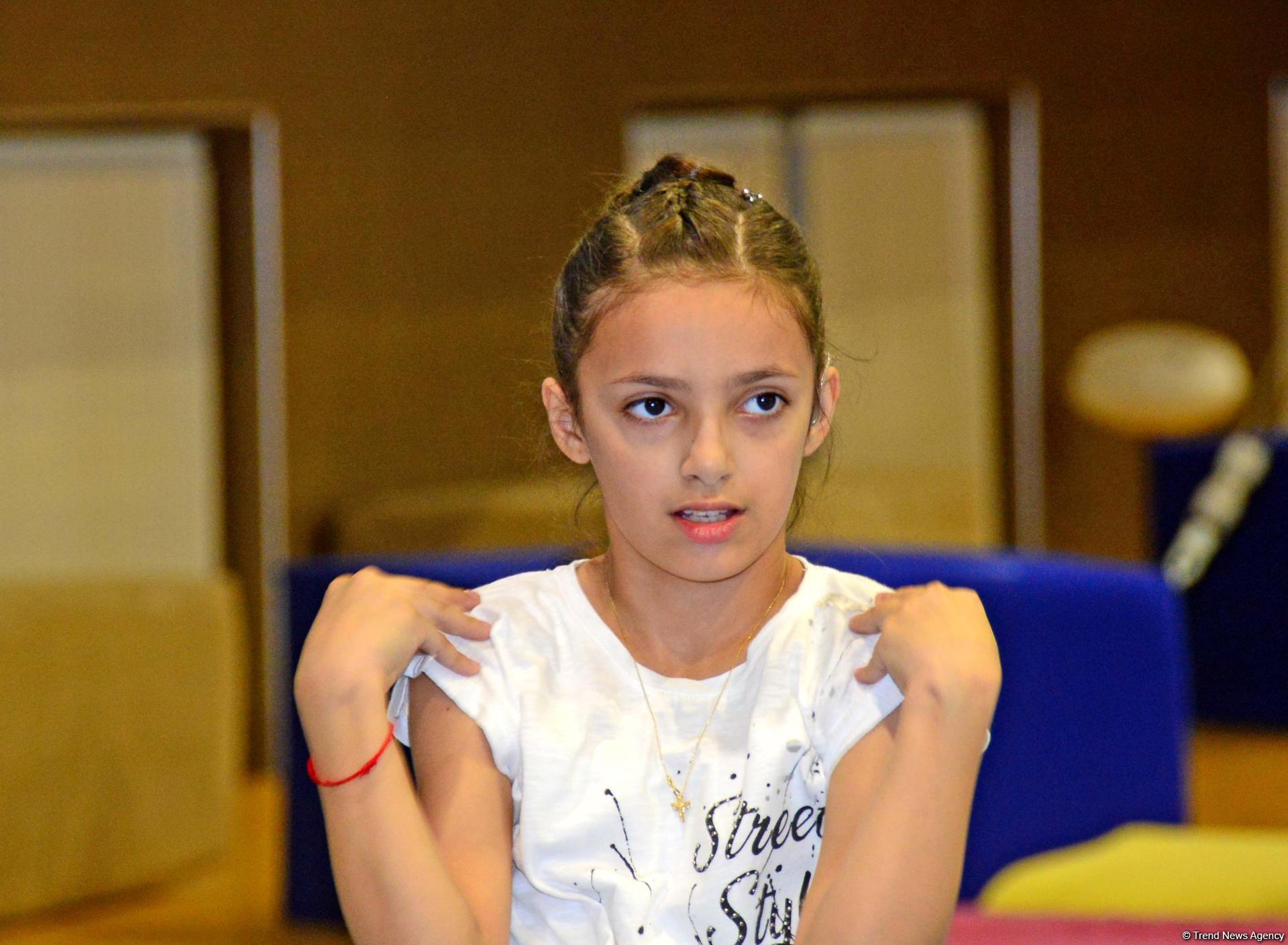 World champion gymnast meets children with disabilities in Baku (PHOTO)
