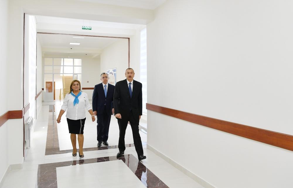 Azerbaijani president views conditions at newly-reconstructed school in Baku's Surakhani (PHOTO)