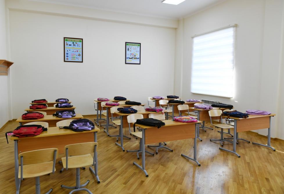 Azerbaijani president views conditions at newly-reconstructed school in Baku's Surakhani (PHOTO)