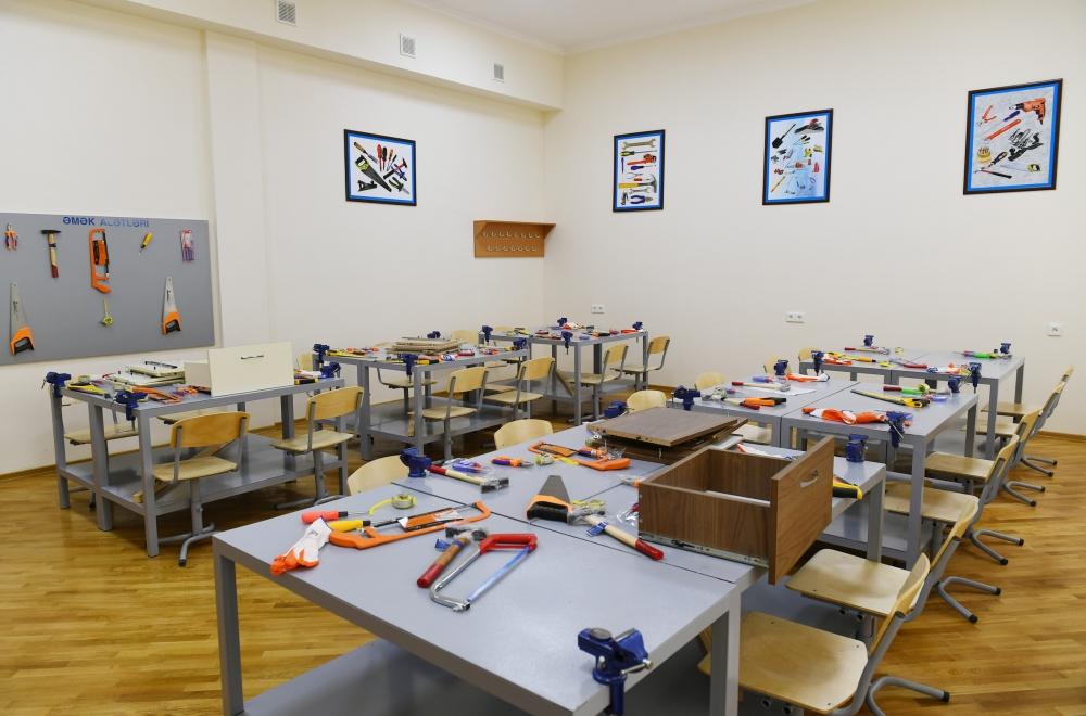 Azerbaijani president views conditions at newly-reconstructed school in Baku's Surakhani (PHOTO)