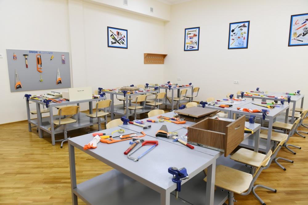 Azerbaijani president views conditions at newly-reconstructed school in Baku's Surakhani (PHOTO)