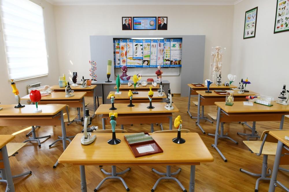 Azerbaijani president views conditions at newly-reconstructed school in Baku's Surakhani (PHOTO)