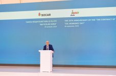 President Ilham Aliyev attended ceremony to mark 25th anniversary of Contract of the Century and Oil Workers Day (PHOTO)
