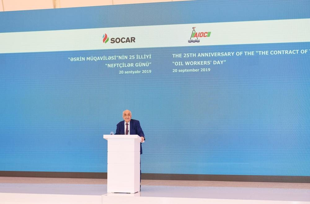 President Ilham Aliyev attended ceremony to mark 25th anniversary of Contract of the Century and Oil Workers Day (PHOTO)