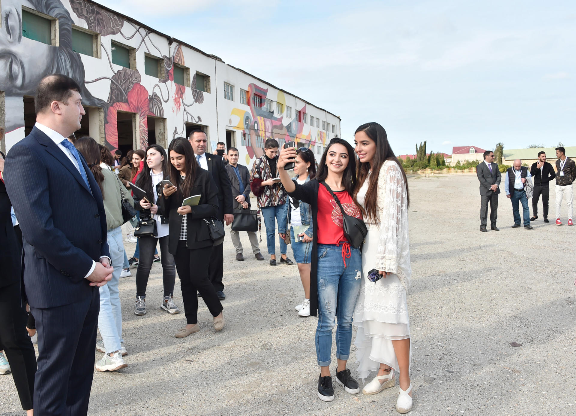 Heydar Aliyev Foundation VP attends “Speaking Walls” urban art project (PHOTO)
