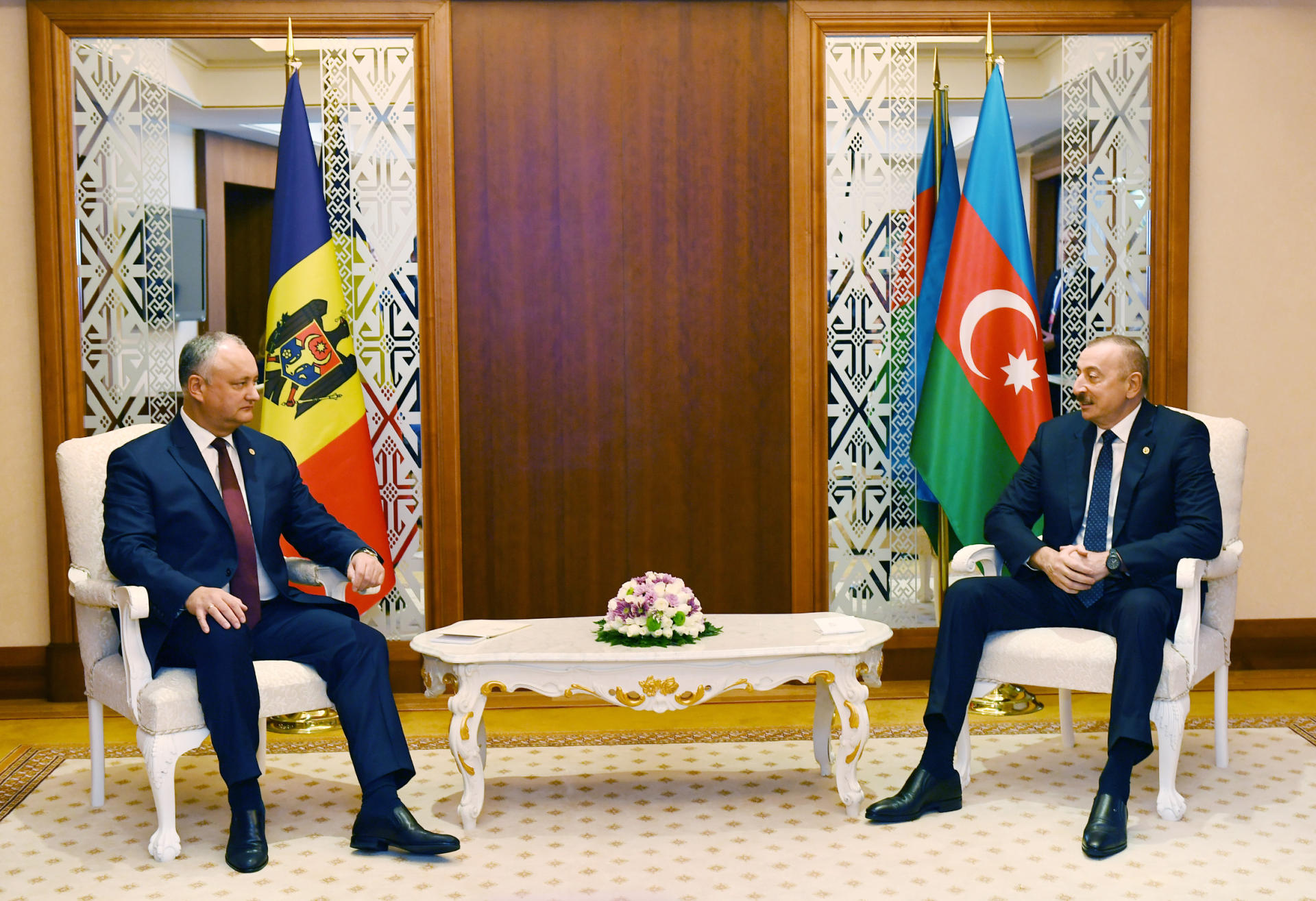 President Ilham Aliyev meets with Moldovan President Igor Dodon