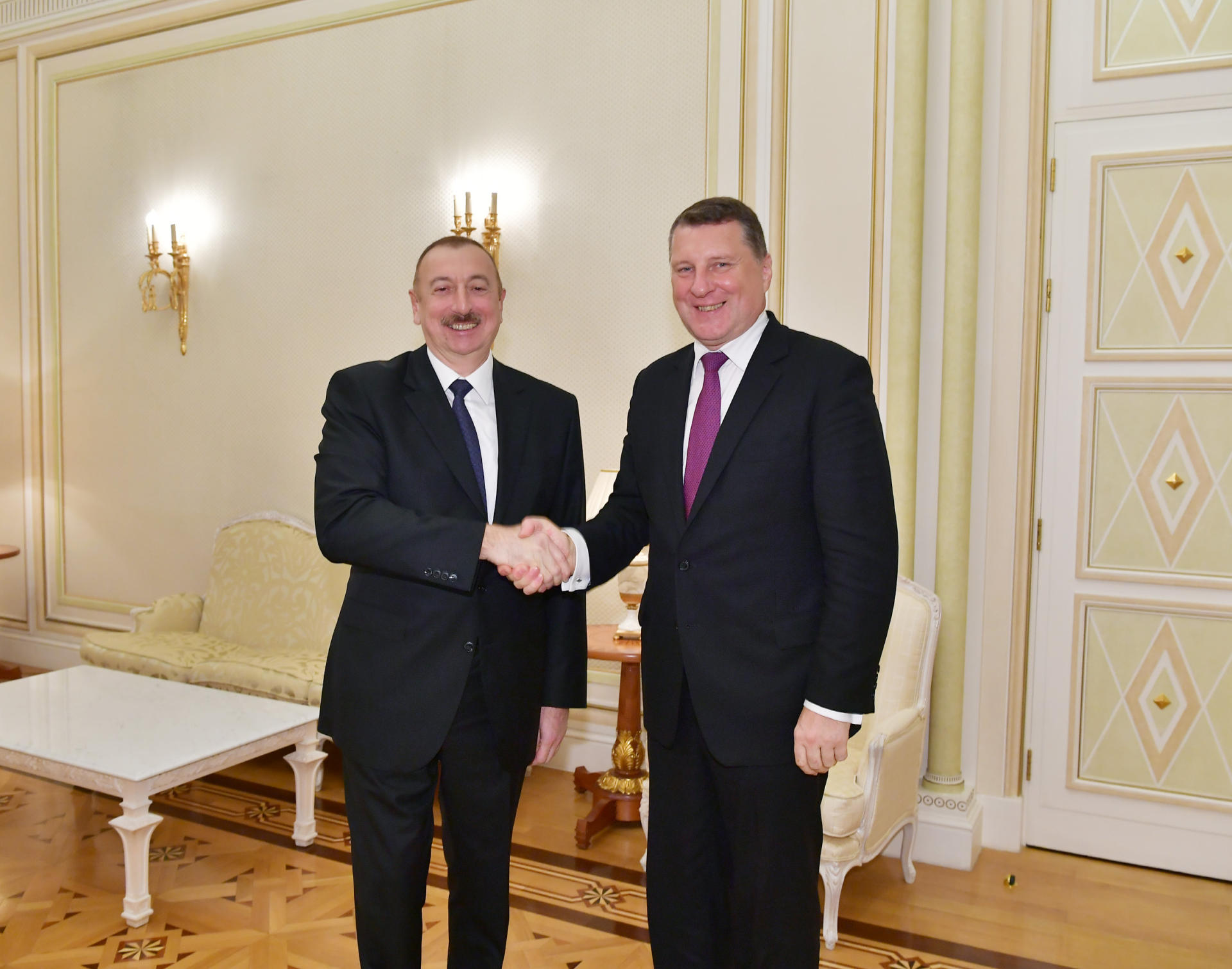 Azerbaijani president meets with former Latvian president (PHOTO)