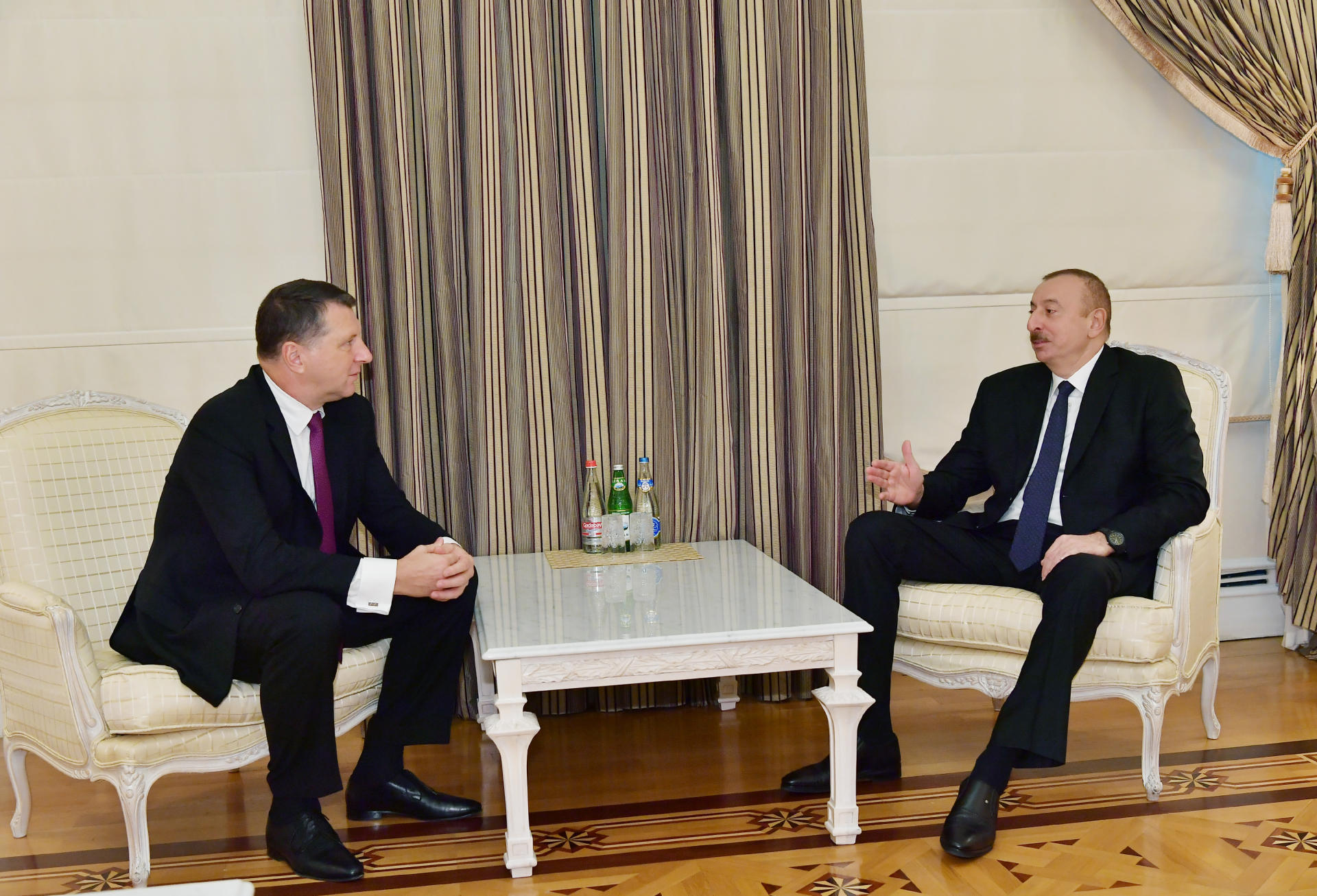 Azerbaijani president meets with former Latvian president (PHOTO)