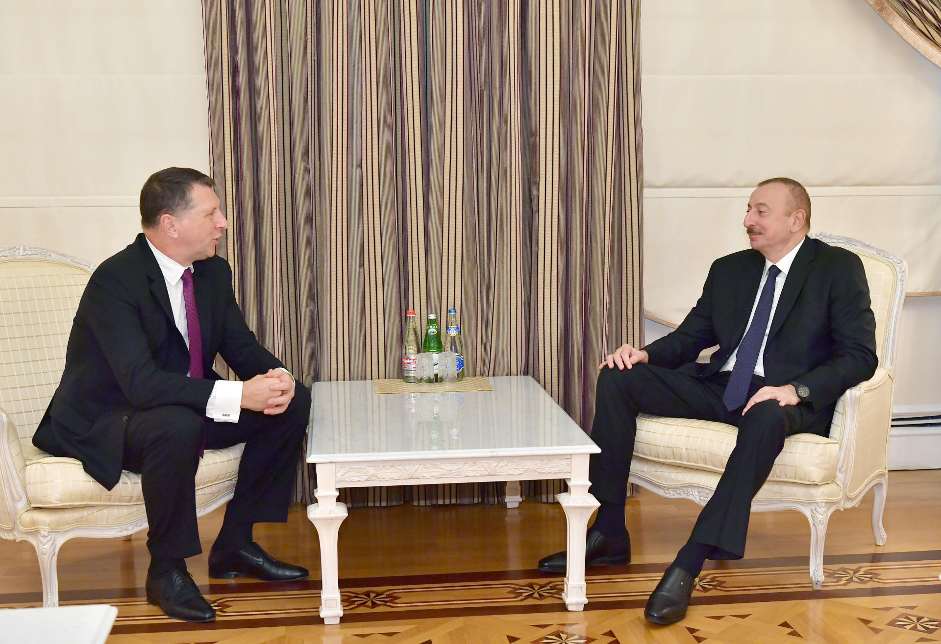 Azerbaijani president meets with former Latvian president (PHOTO)