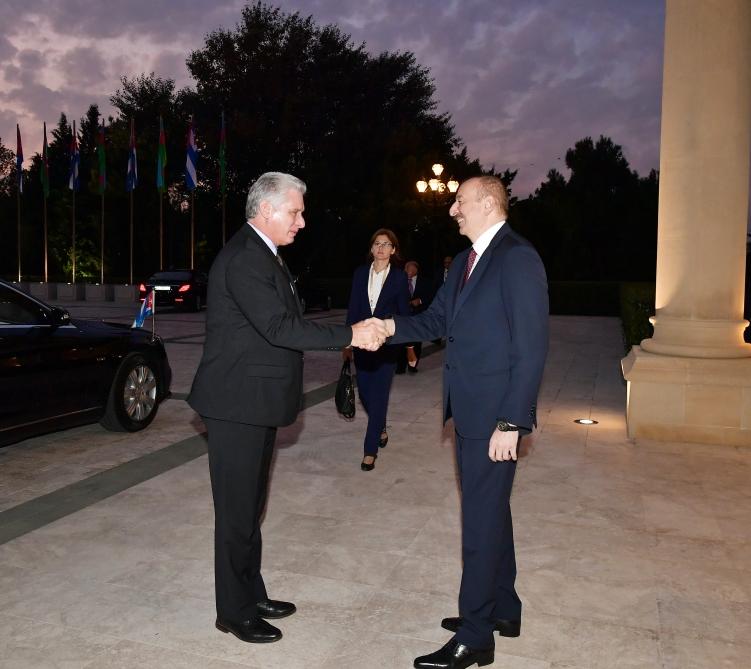 Azerbaijani president meets with president of Cuba (PHOTO)