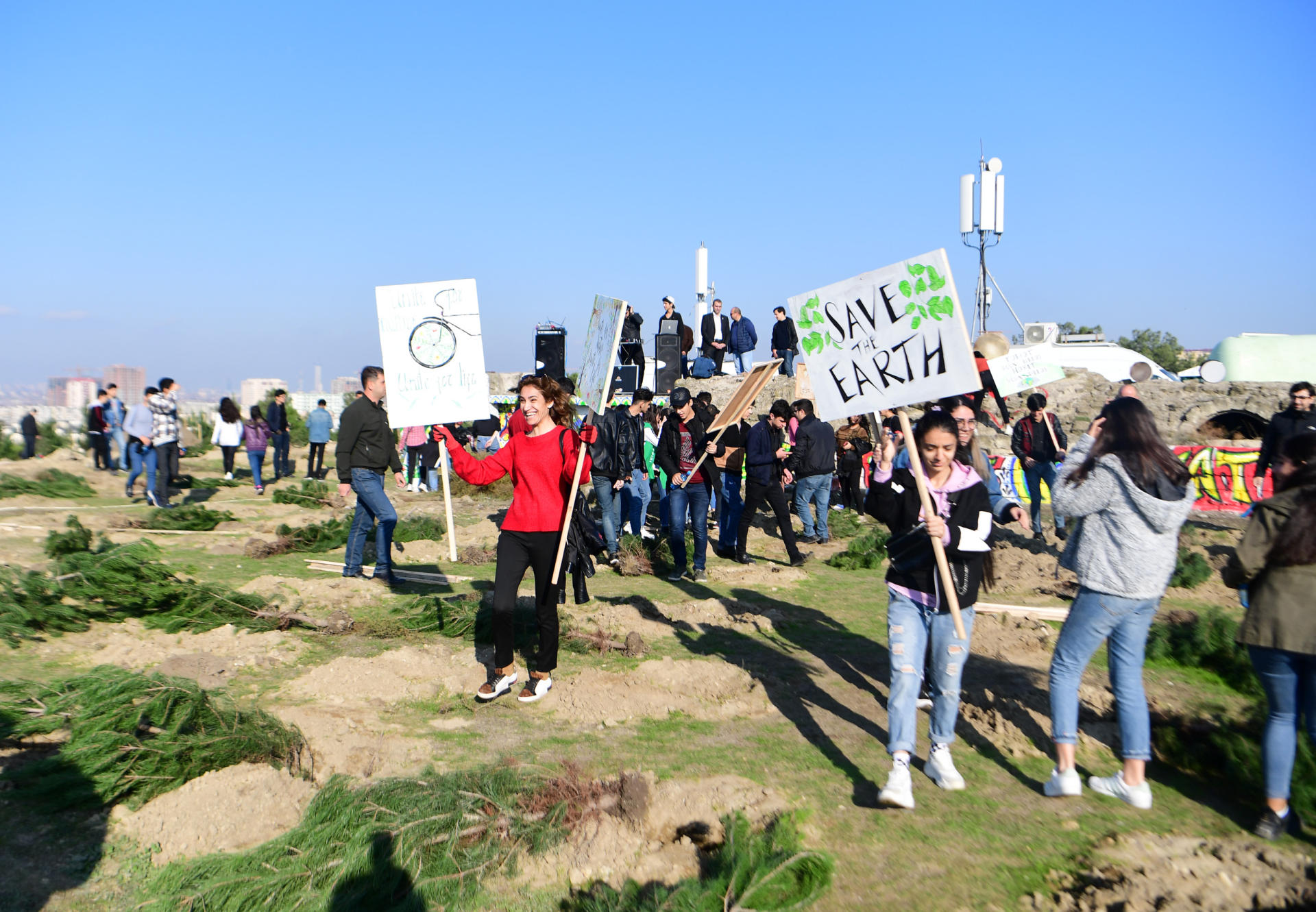 Azerbaijani president, first lady attend tree-planting campaign in Khatai district, Baku (PHOTO)
