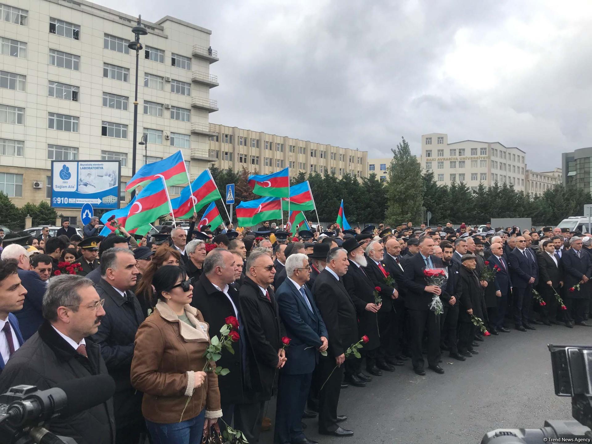 Monument to Azerbaijan’s National Hero Albert Agarunov opens in Baku (PHOTO)