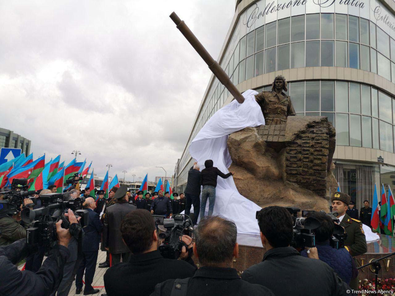 Monument to Azerbaijan’s National Hero Albert Agarunov opens in Baku (PHOTO)