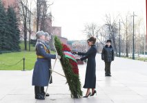 Azerbaijan's First VP Mehriban Aliyeva visits tomb of unknown soldier in Moscow (PHOTO)