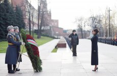Azerbaijan's First VP Mehriban Aliyeva visits tomb of unknown soldier in Moscow (PHOTO)