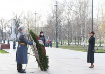 Azerbaijan's First VP Mehriban Aliyeva visits tomb of unknown soldier in Moscow (PHOTO)
