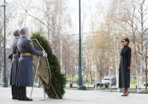 Azerbaijan's First VP Mehriban Aliyeva visits tomb of unknown soldier in Moscow (PHOTO)
