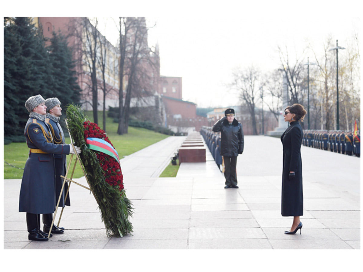 Azerbaijan's First VP Mehriban Aliyeva visits tomb of unknown soldier in Moscow (PHOTO)