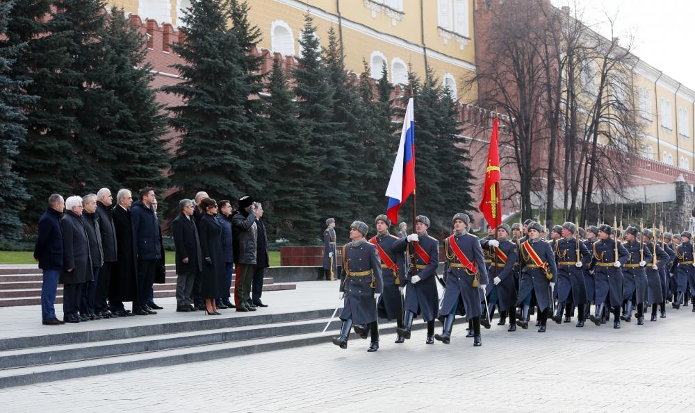 Azerbaijan's First VP Mehriban Aliyeva visits tomb of unknown soldier in Moscow (PHOTO)