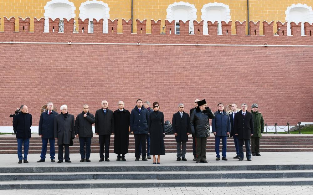 Azerbaijan's First VP Mehriban Aliyeva visits tomb of unknown soldier in Moscow (PHOTO)