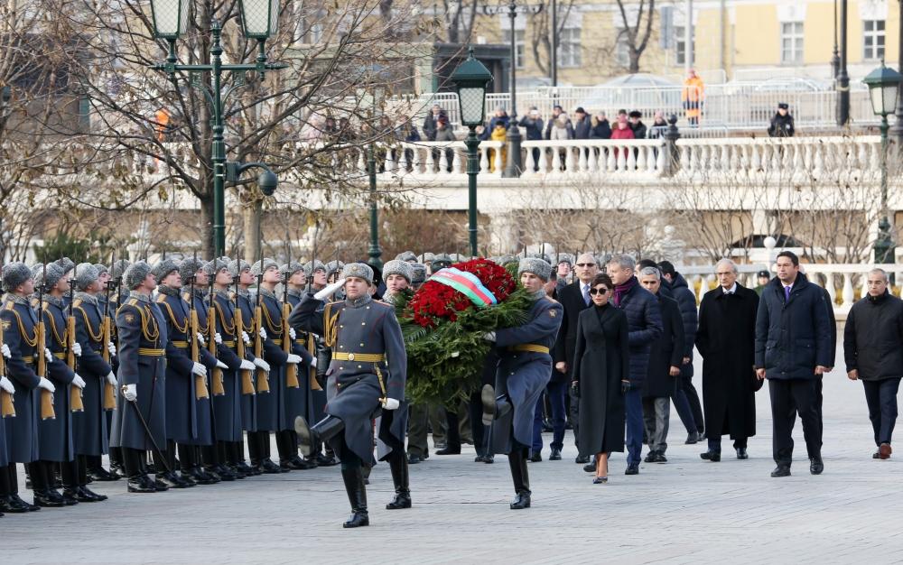 Azerbaijan's First VP Mehriban Aliyeva visits tomb of unknown soldier in Moscow (PHOTO)