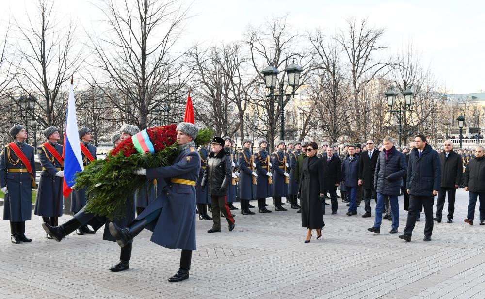 Azerbaijan's First VP Mehriban Aliyeva visits tomb of unknown soldier in Moscow (PHOTO)