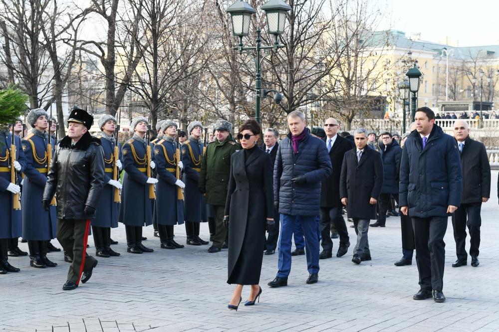 Azerbaijan's First VP Mehriban Aliyeva visits tomb of unknown soldier in Moscow (PHOTO)
