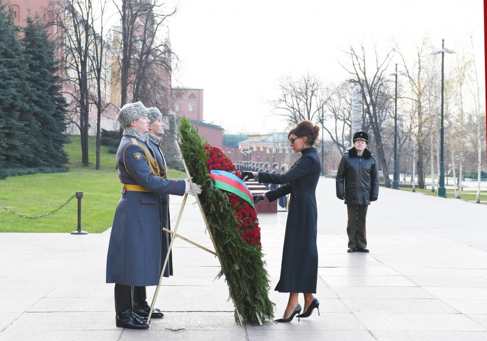Azerbaijan's First VP Mehriban Aliyeva visits tomb of unknown soldier in Moscow (PHOTO)