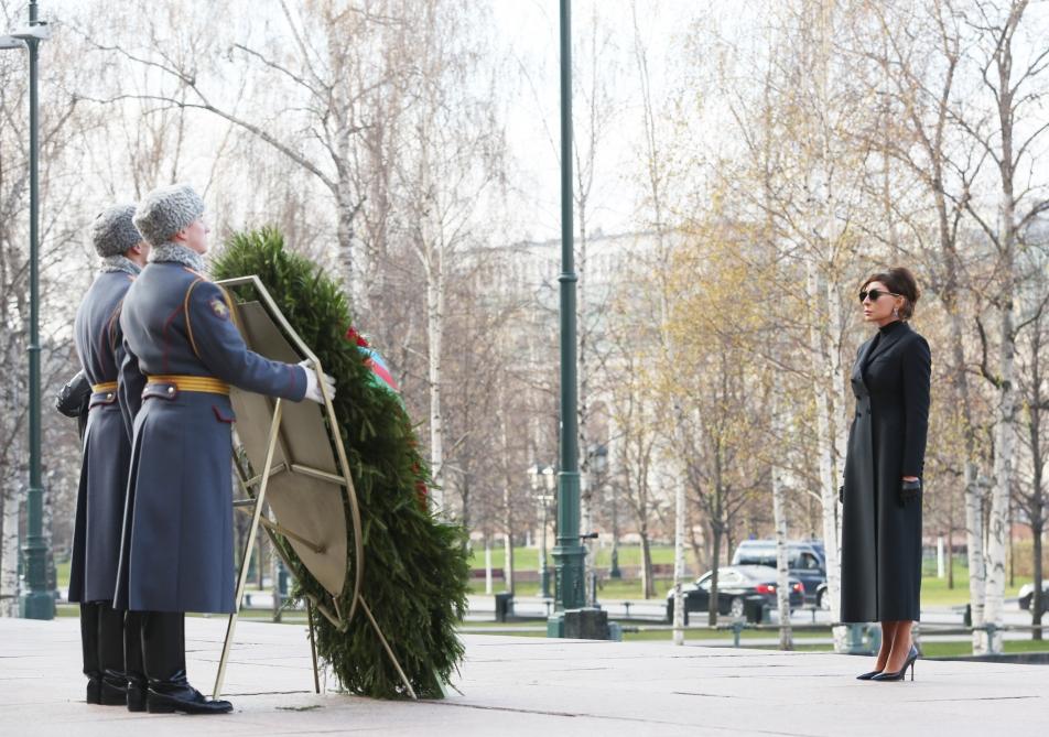 Azerbaijan's First VP Mehriban Aliyeva visits tomb of unknown soldier in Moscow (PHOTO)