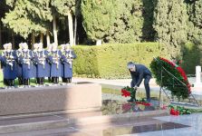 President Ilham Aliyev, First Lady Mehriban Aliyeva visit grave of national leader Heydar Aliyev (PHOTO)