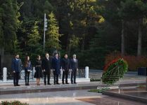 President Ilham Aliyev, First Lady Mehriban Aliyeva visit grave of national leader Heydar Aliyev (PHOTO)