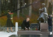 President Ilham Aliyev, First Lady Mehriban Aliyeva visit grave of national leader Heydar Aliyev (PHOTO)